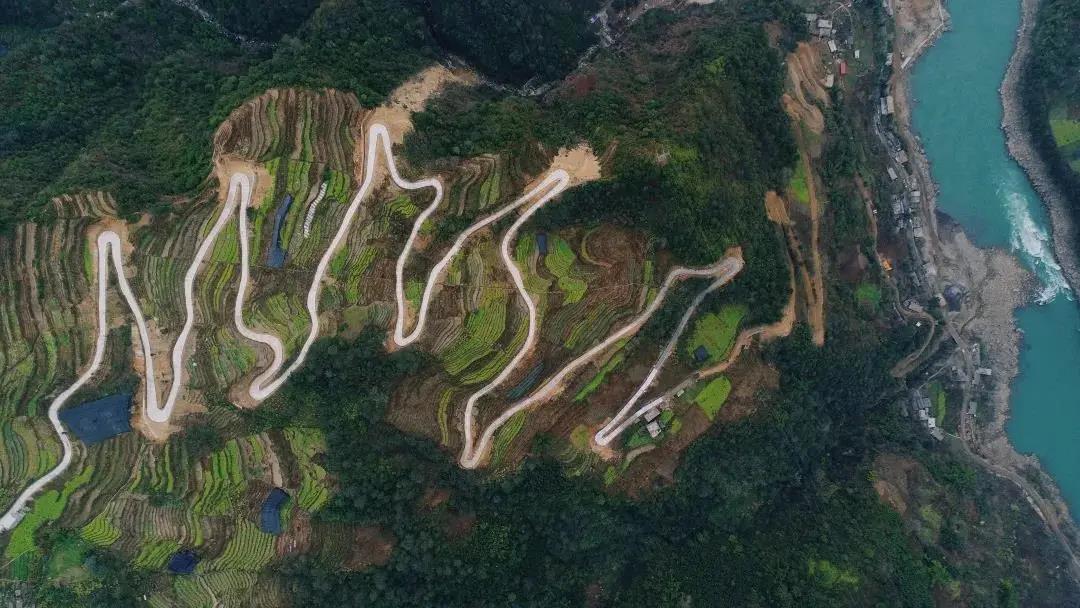 美麗公路丨“車在江邊走，人在畫中游”的怒江大峽谷公路